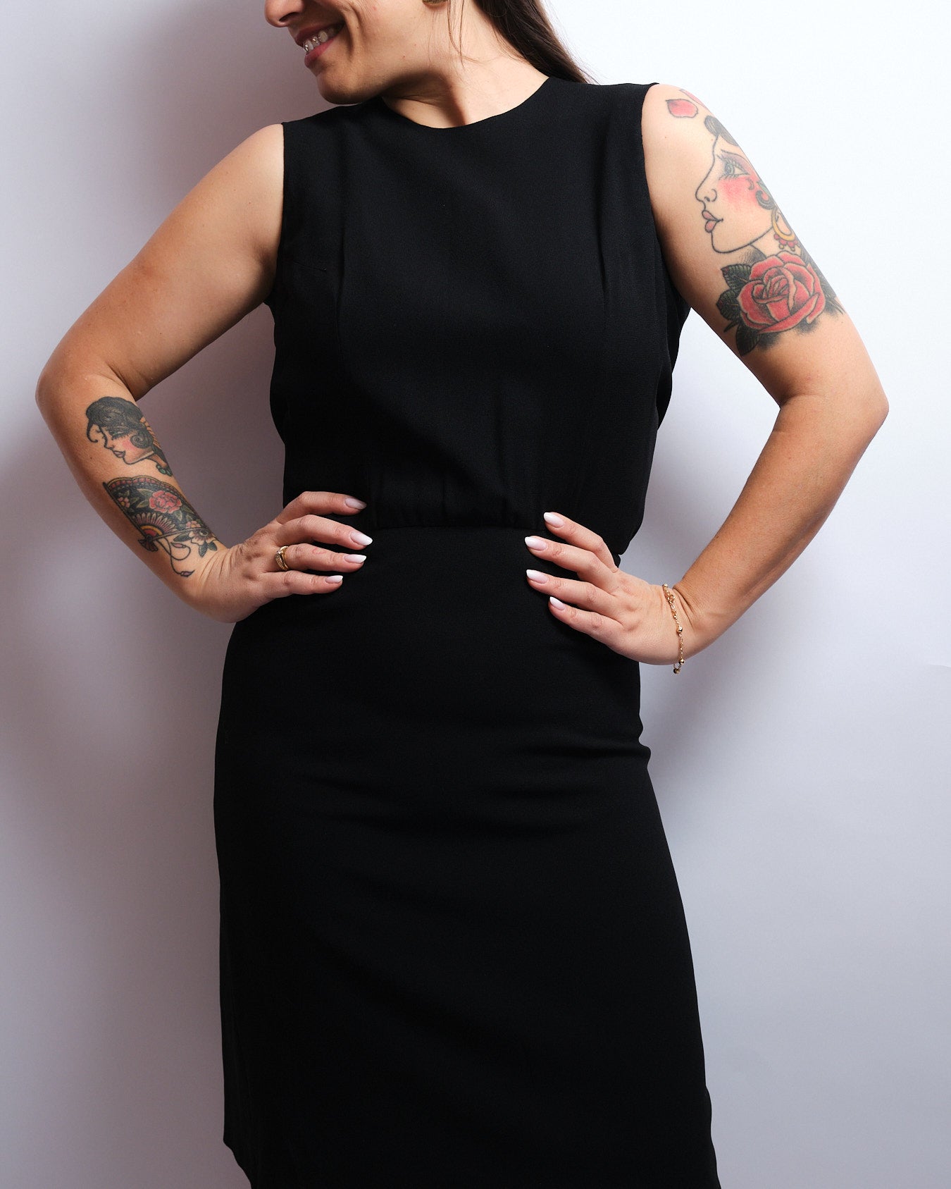 Robe vintage noire en Soie 70s – dos boutonné, pièce artisanale élégante