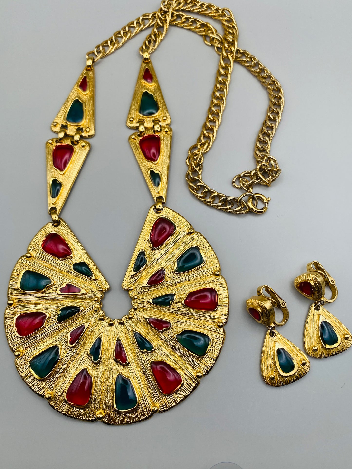 Ensemble vintage Trifari – Collier plastron & boucles d’oreilles, cabochons rouge rubis & vert émeraude (neuf)
