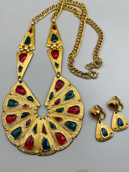Ensemble vintage Trifari – Collier plastron & boucles d’oreilles, cabochons rouge rubis & vert émeraude (neuf)