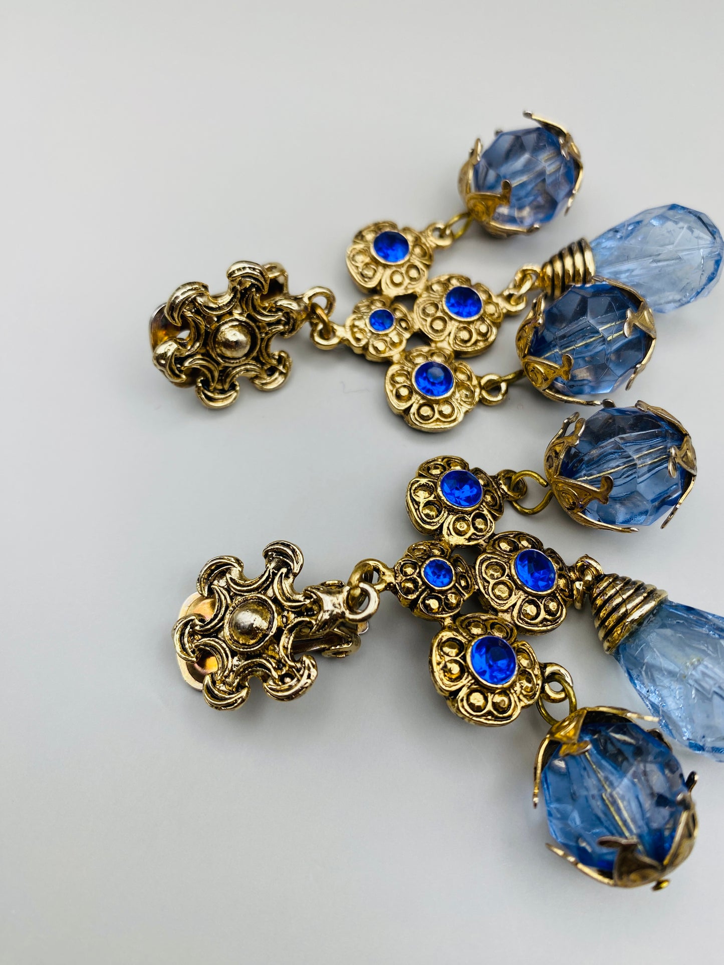 Clips pendants dorés avec pampilles bleues