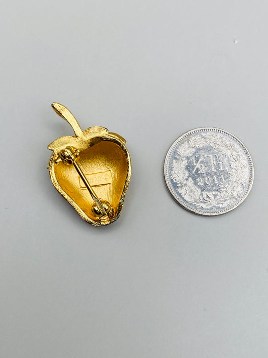 Mini broche vintage Trifari – Fraise dorée texturée (neuf)