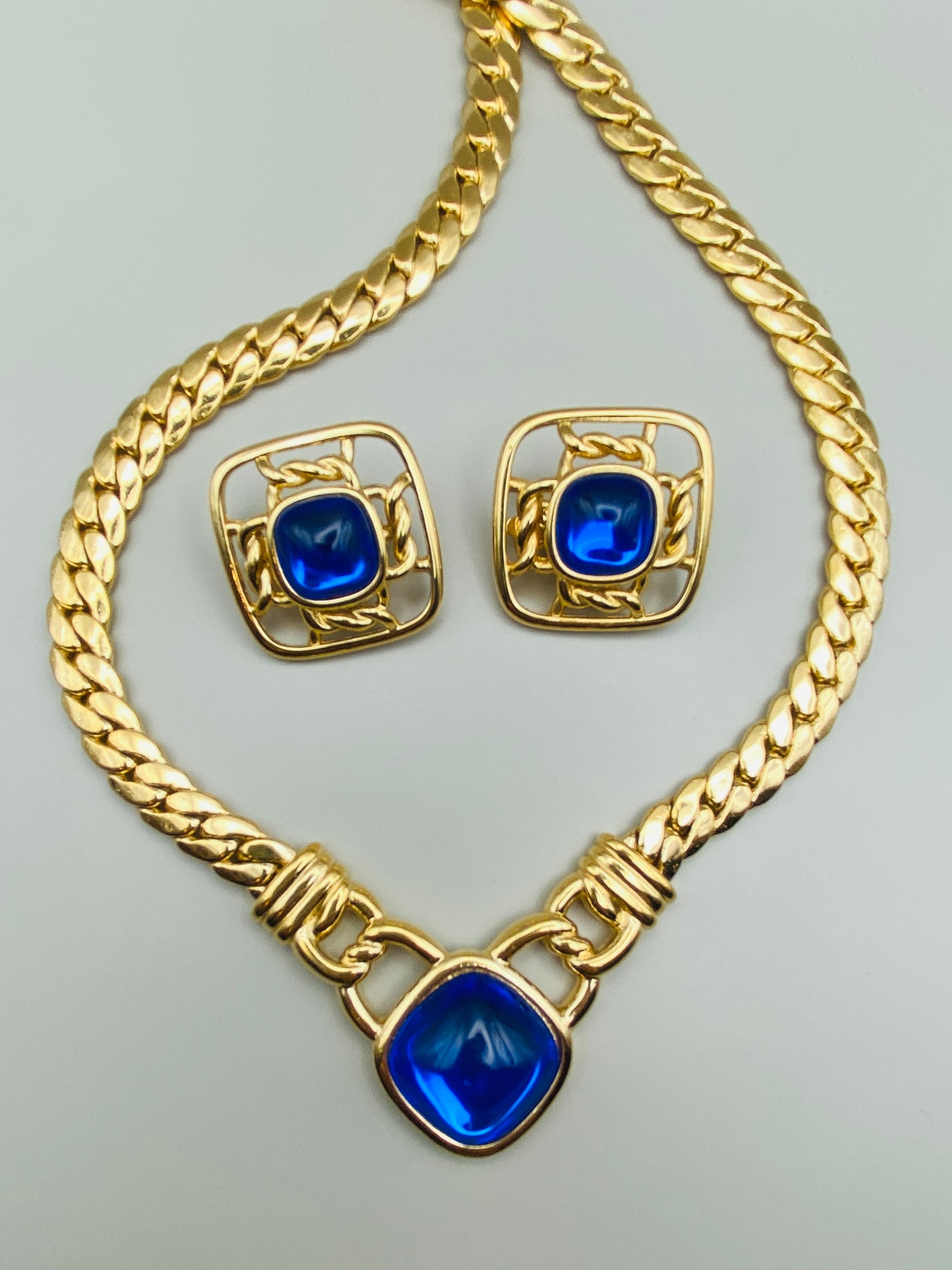 Ensemble vintage Trifari – Collier & boucles d’oreilles, bleu cobalt neuf