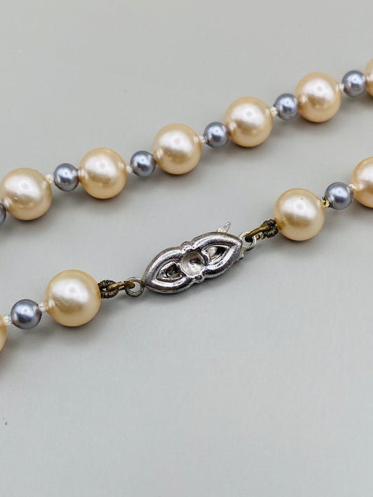 Collier vintage de perles fantaisie en verre – perles ivoire et gris perle