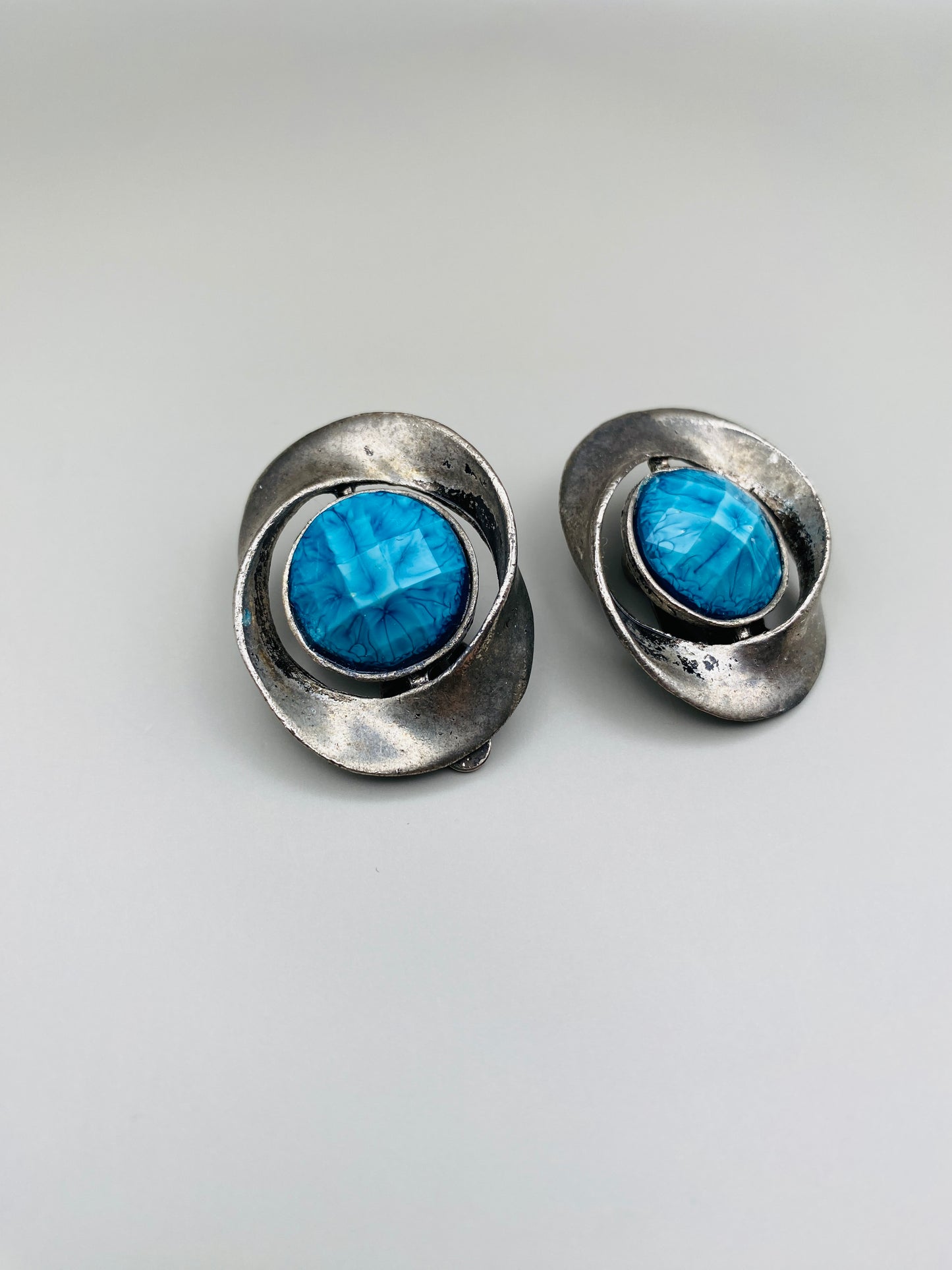 Clips Vintage ovales argentés avec cabochon bleu