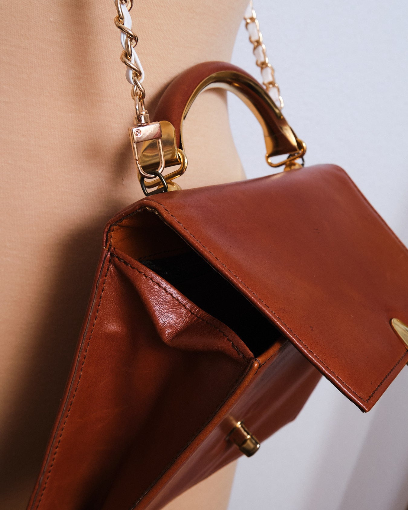 Sac vintage structuré en cuir cognac — années 60/70