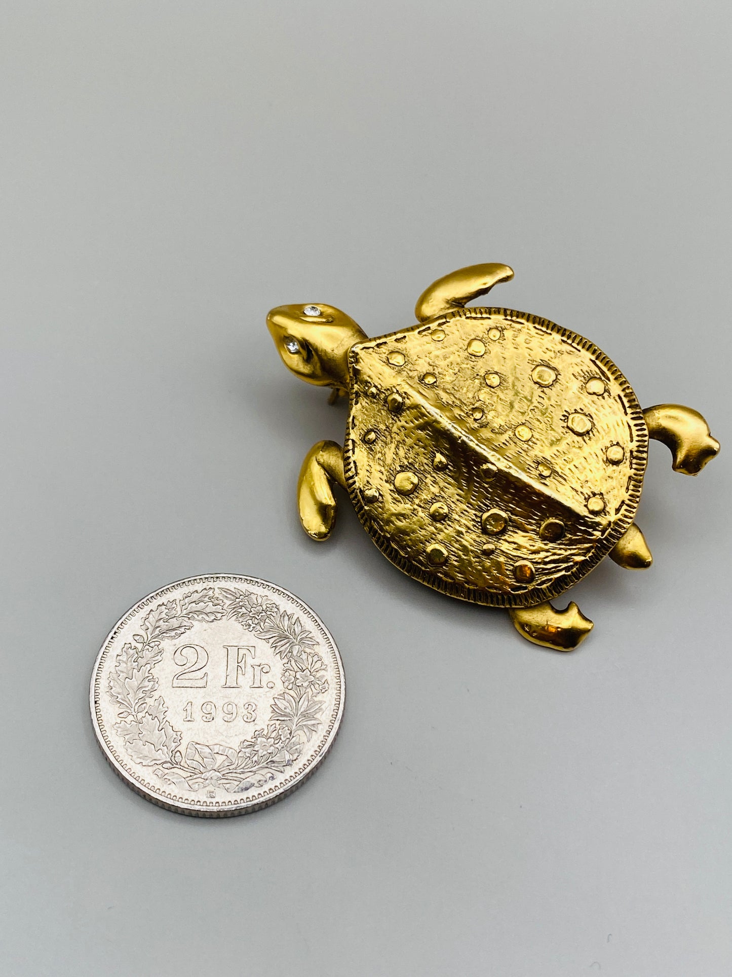 Broche vintage tortue dorée – Années 1980