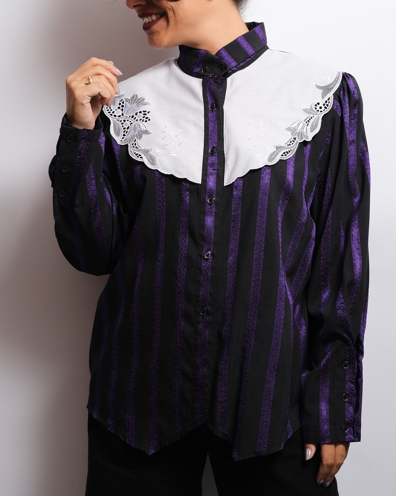 Chemisier Vintage Années 80 – Rayures Violet & Noir, Col Brodé