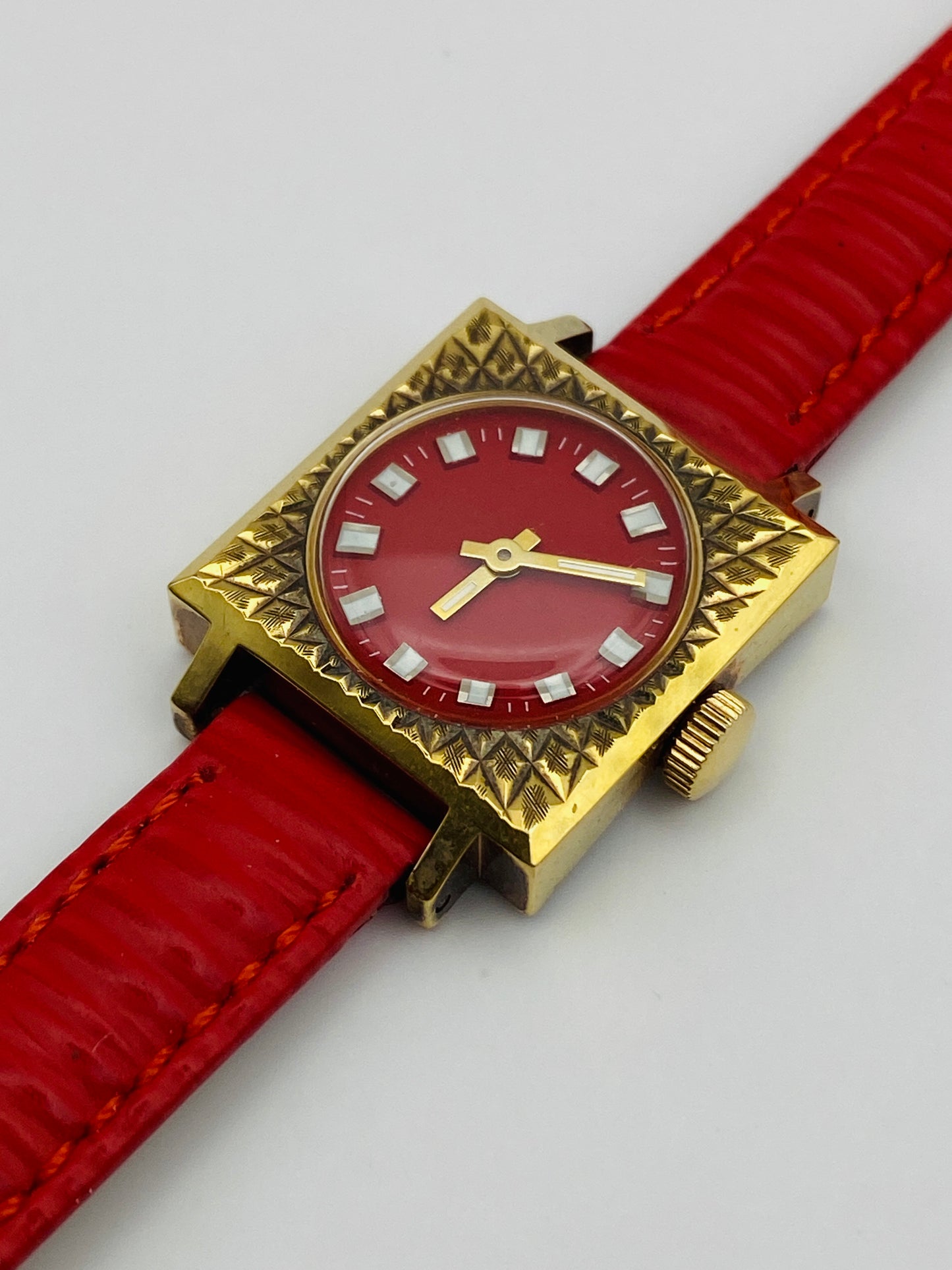 Montre vintage mécanique – New Old Stock – Bracelet Fendi en cuir neuf