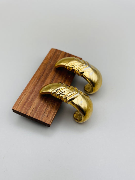 Boucles d’oreilles vintage Trifari – Sculpturales dorées