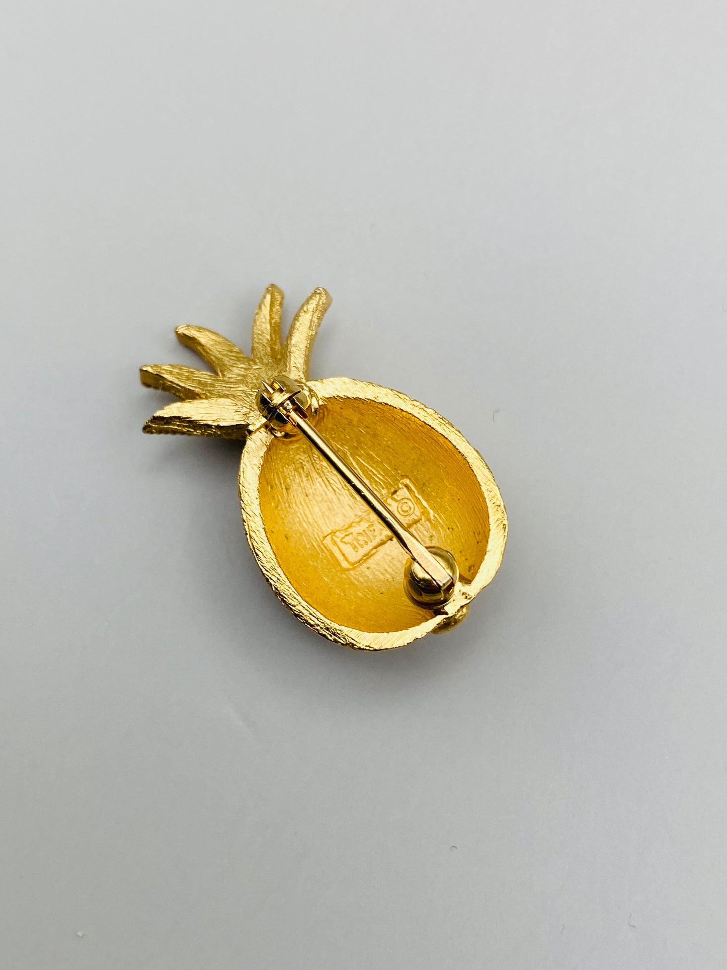 Trifari vintage mini brooch – textured gold pineapple (new)