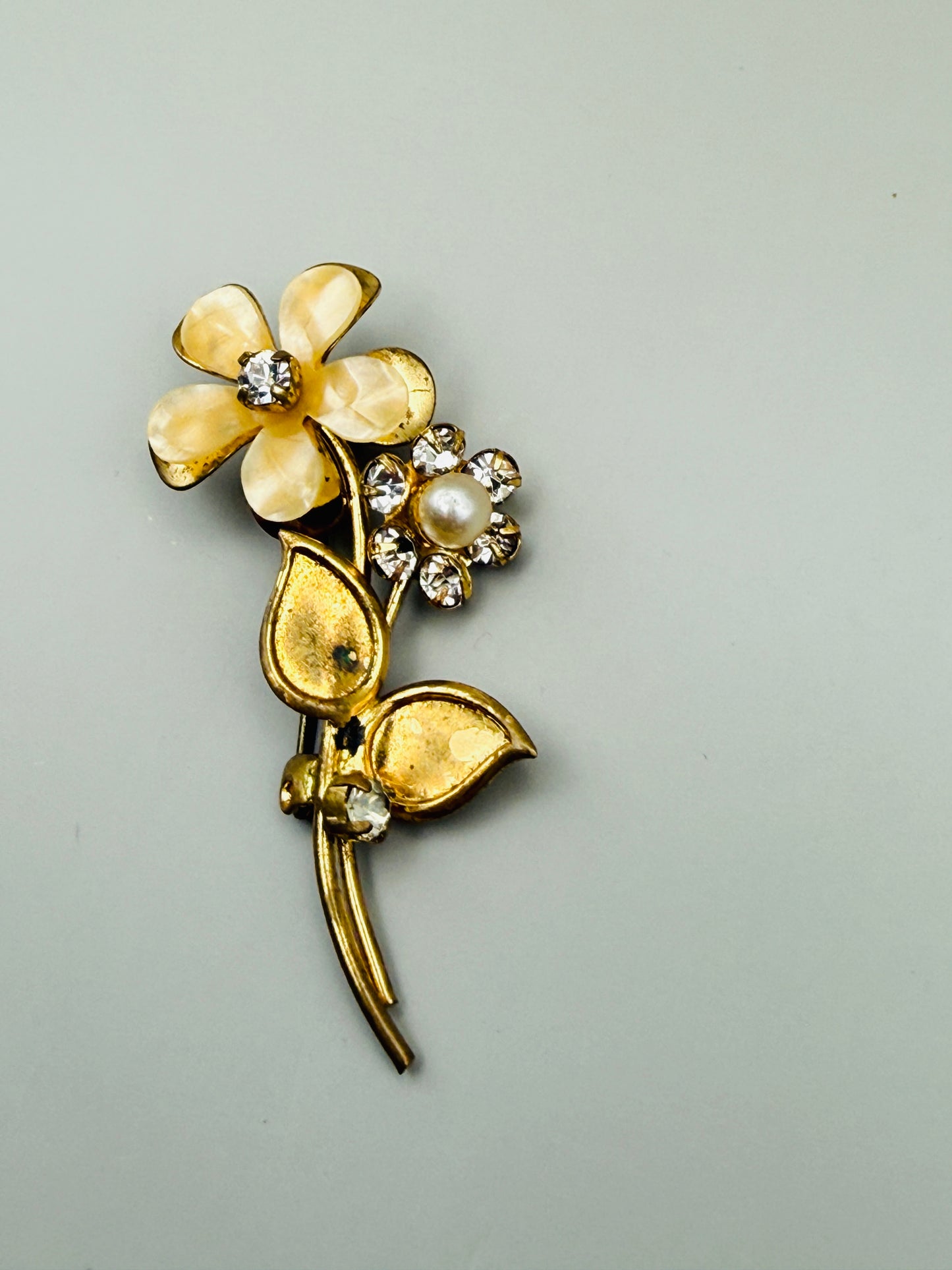 Broche vintage fleur nacrée & strass – esprit romantique