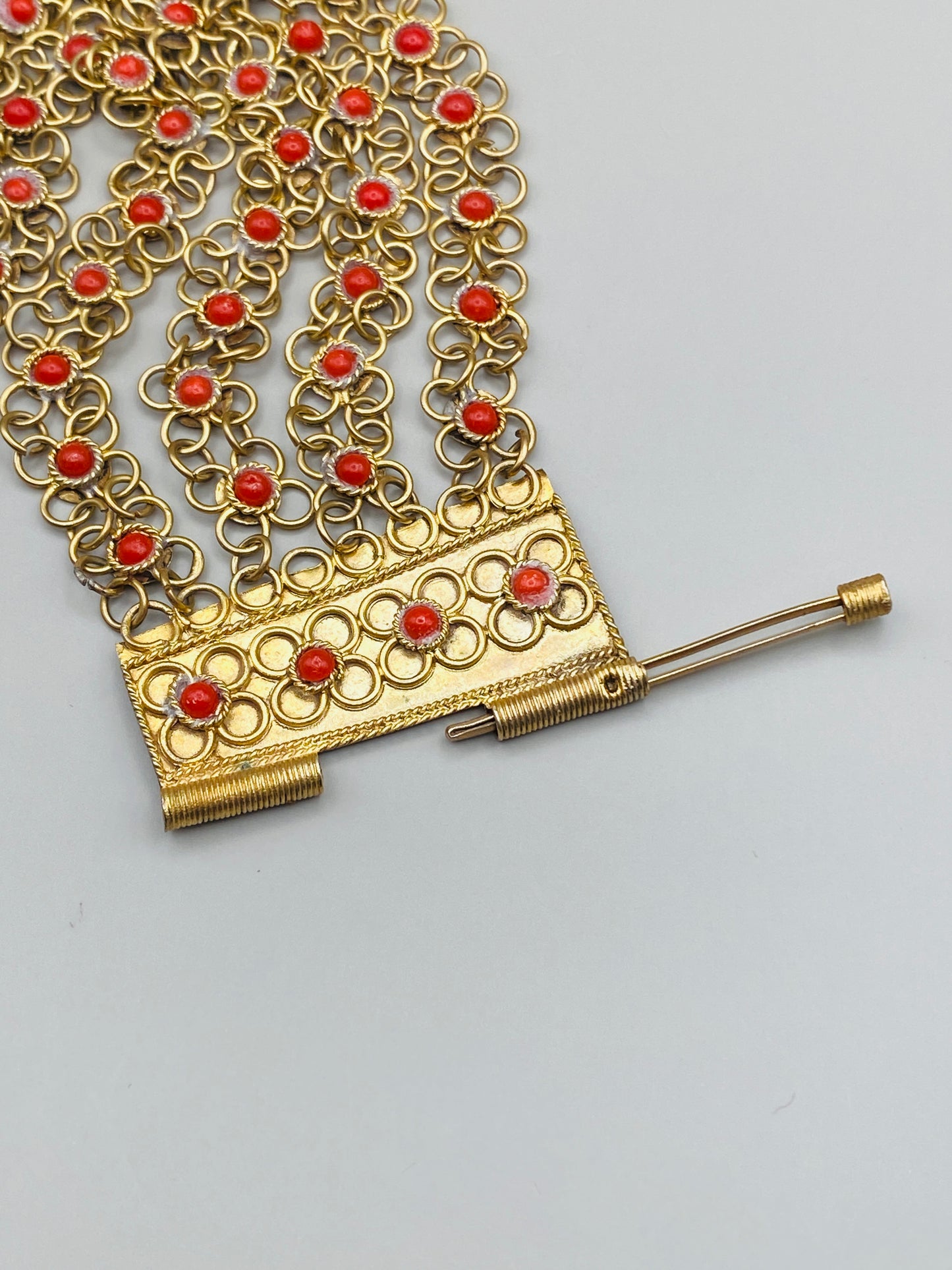 Bracelet vintage 70s – Manchette ajourée dorée & cabochons corail
