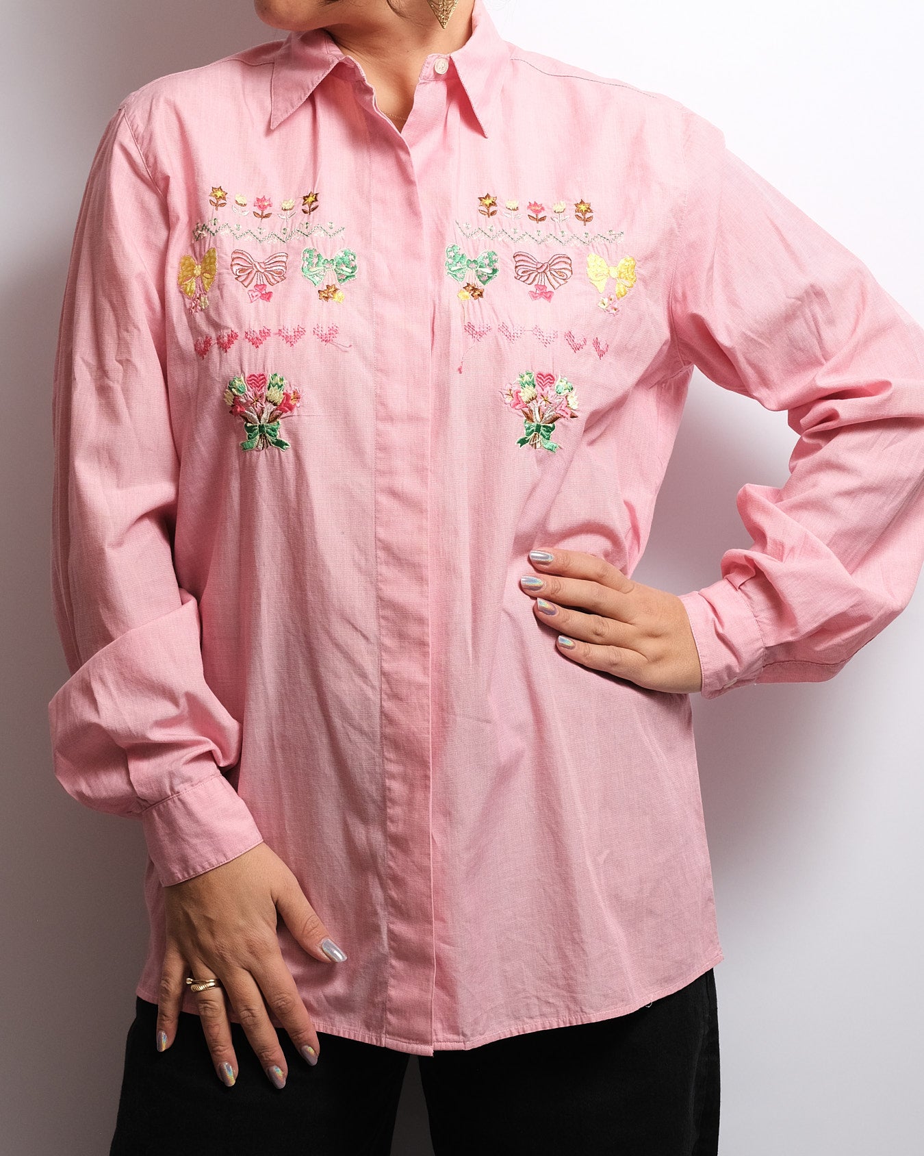 Chemisier rose brodé – travail artisanal, années 80