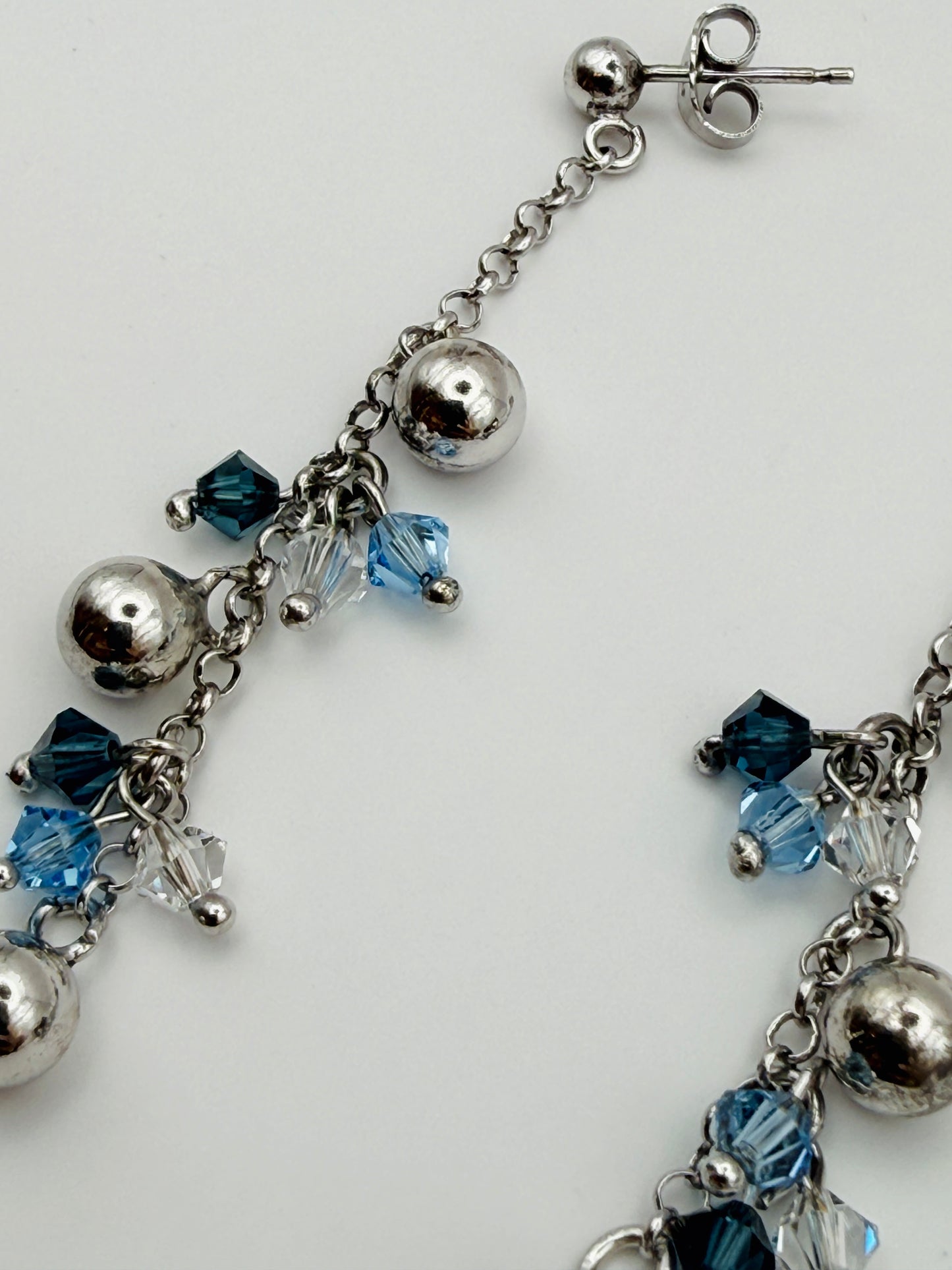 Boucles d’oreilles pendantes argent 925 et cristaux bleus