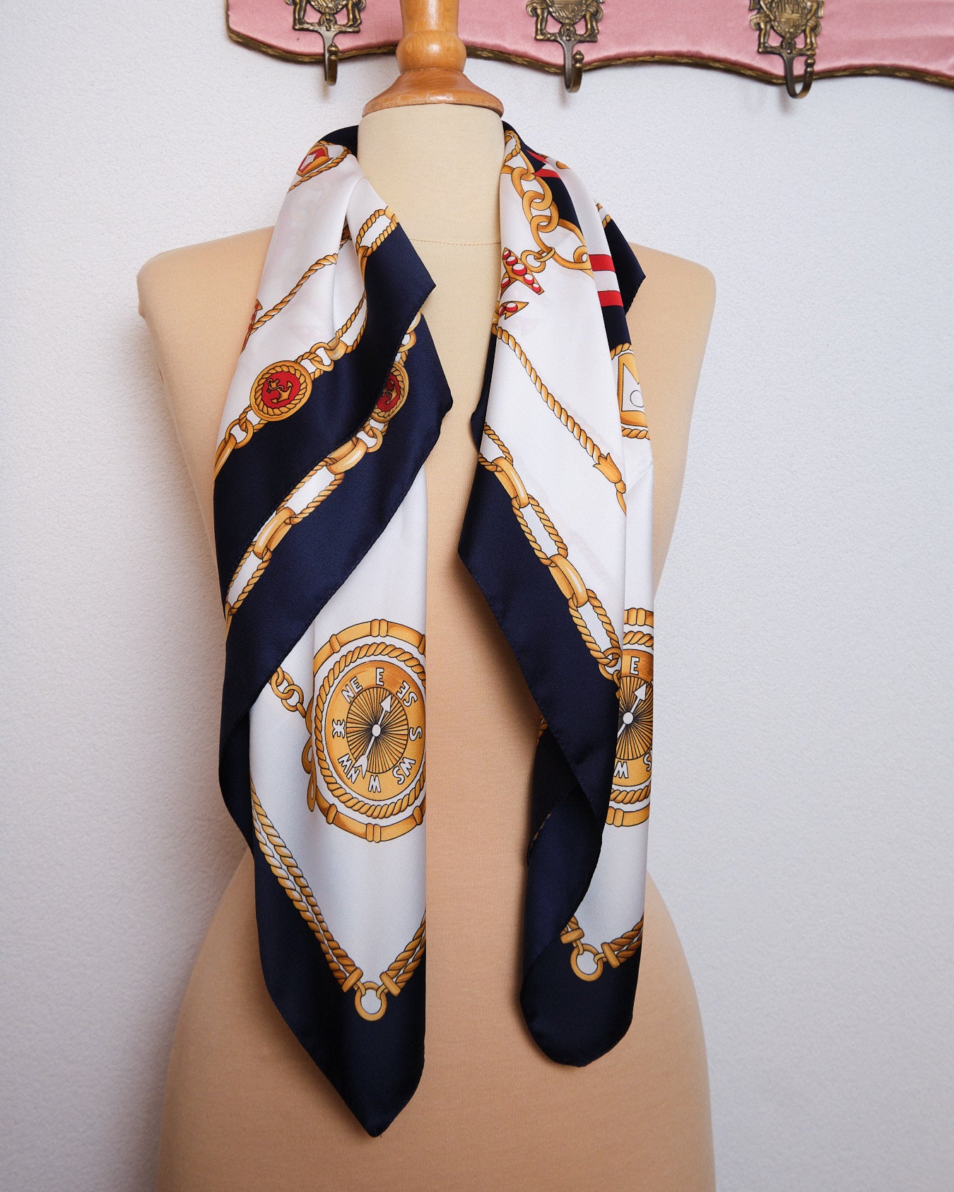 Grand foulard vintage en polyester satiné