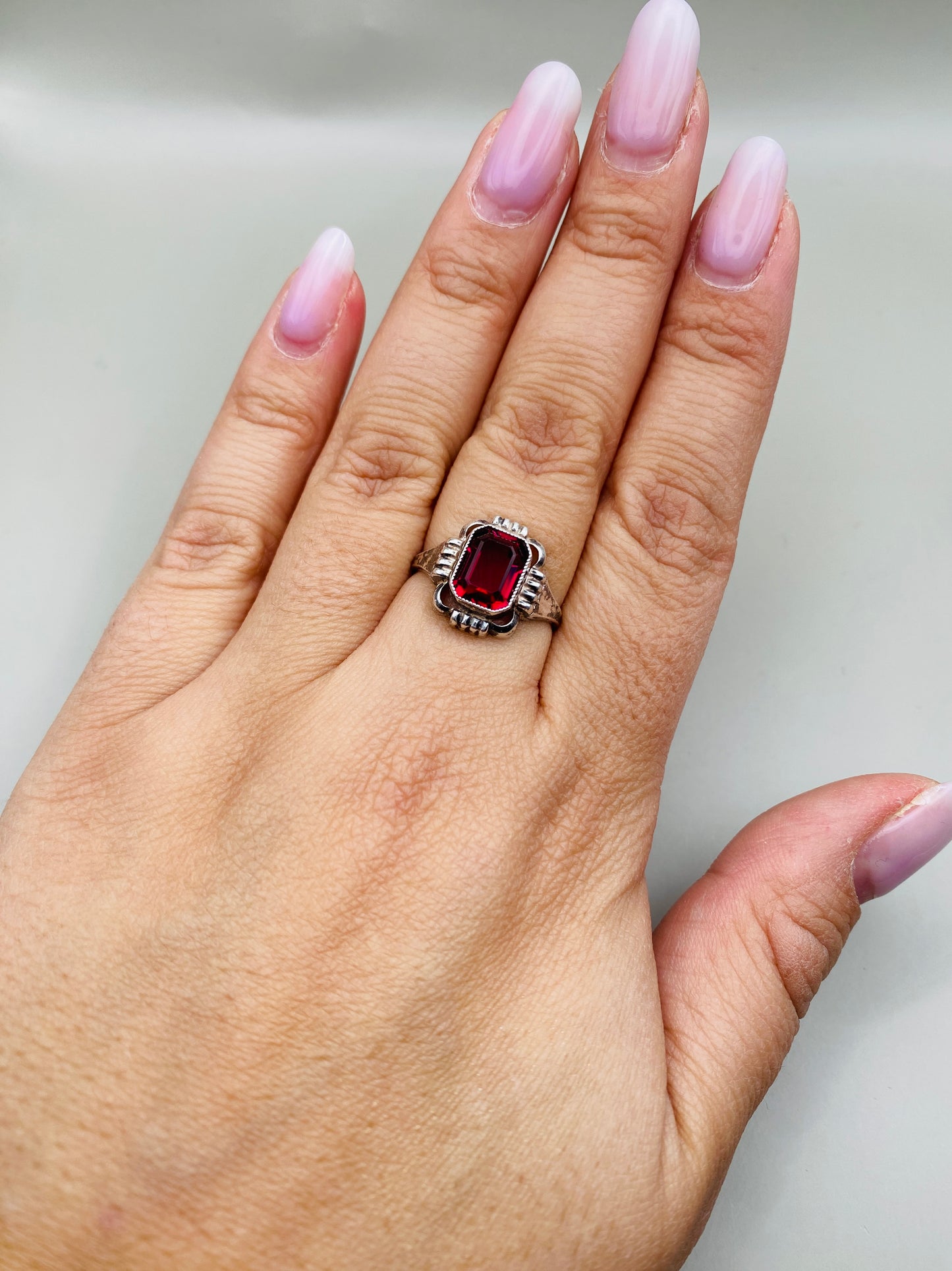 Bague vintage 835 en argent et poinçon de maître, pierre rouge décorative