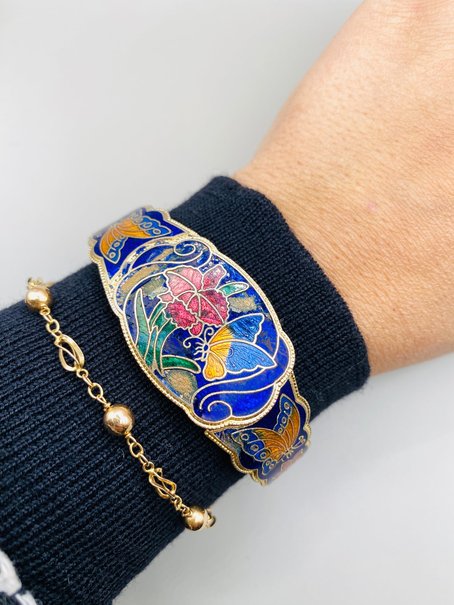 Bracelet manchette vintage en émail cloisonné – motif floral & papillon