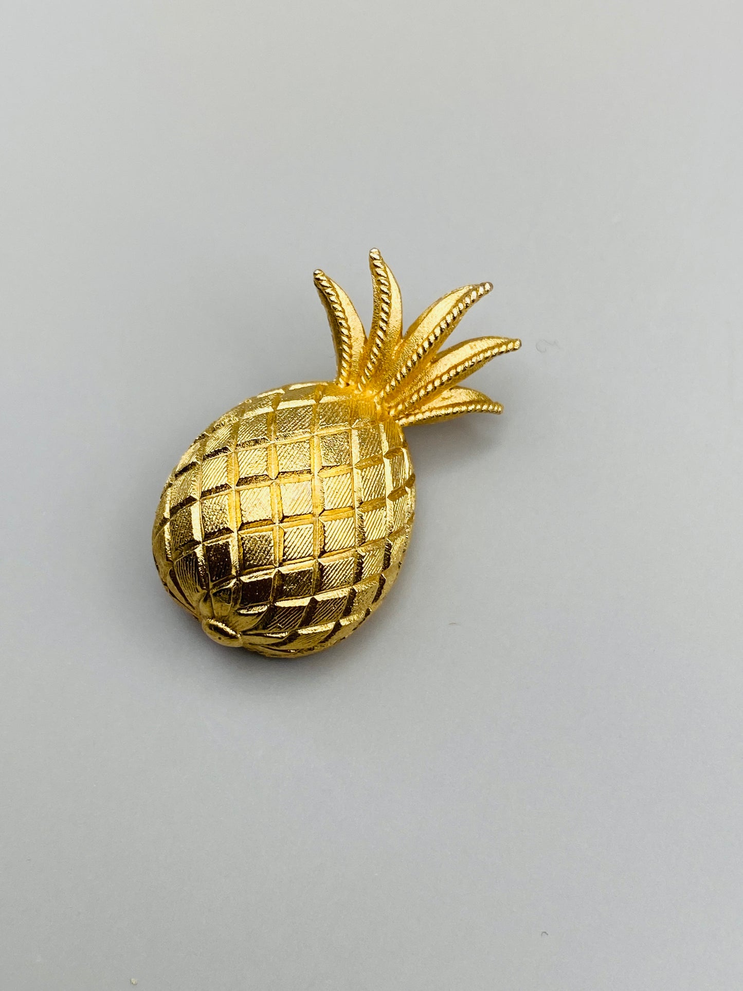 Trifari vintage mini brooch – textured gold pineapple (new)
