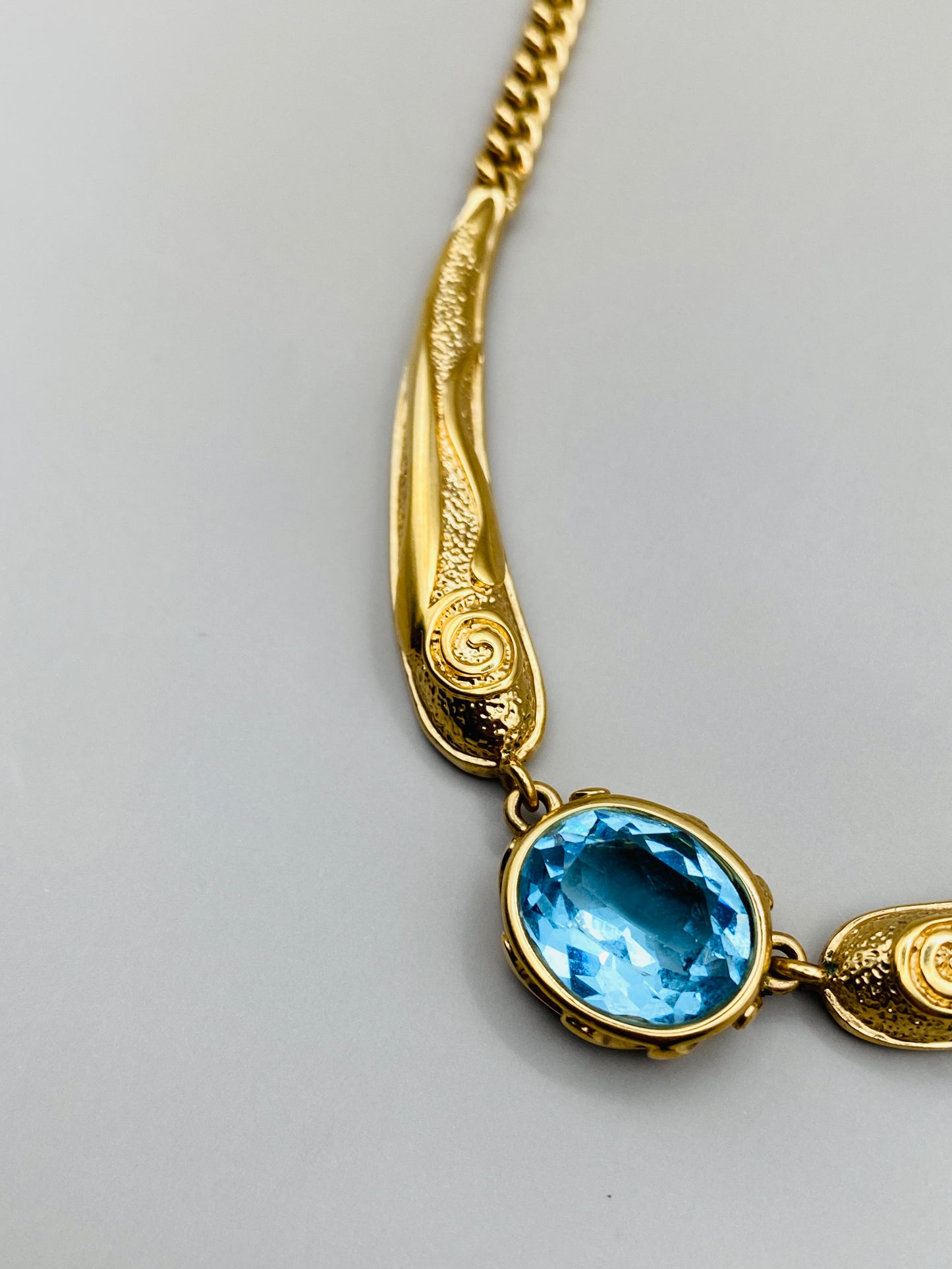 Collier Pierre Lang vintage – doré à pierre bleue centrale