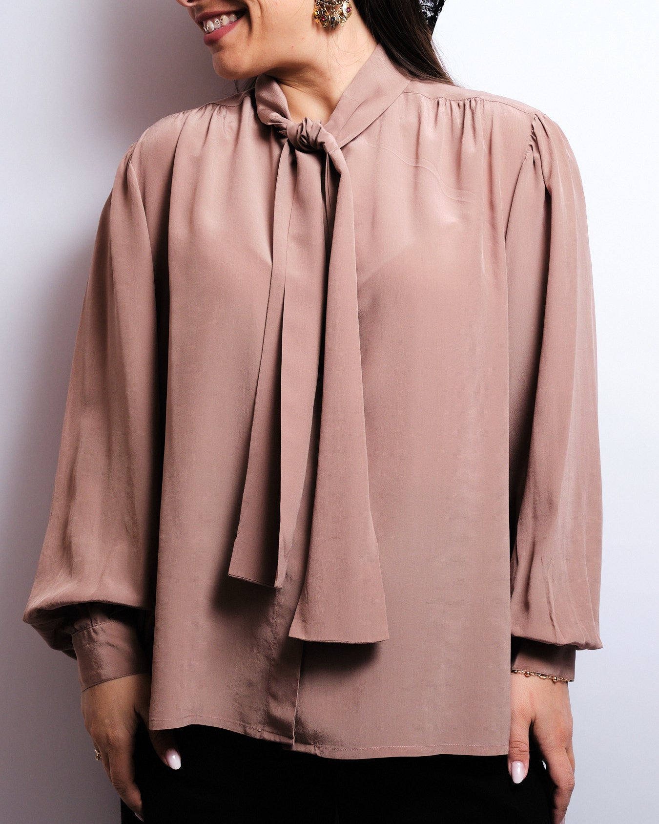 Vintage 70s silk blouse – flowy pussy-bow and timeless style