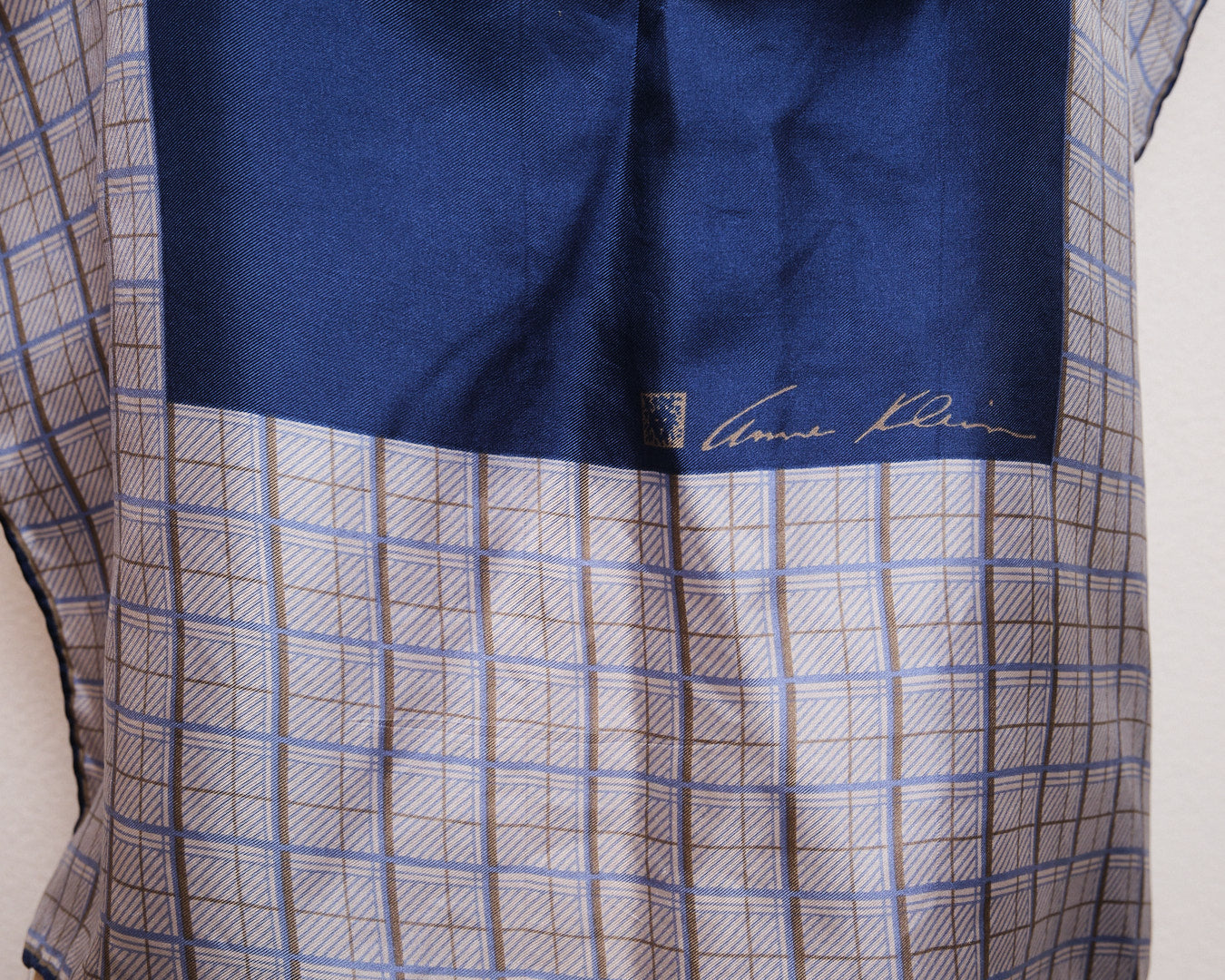 Petit foulard vintage en soie signé Anne Klein