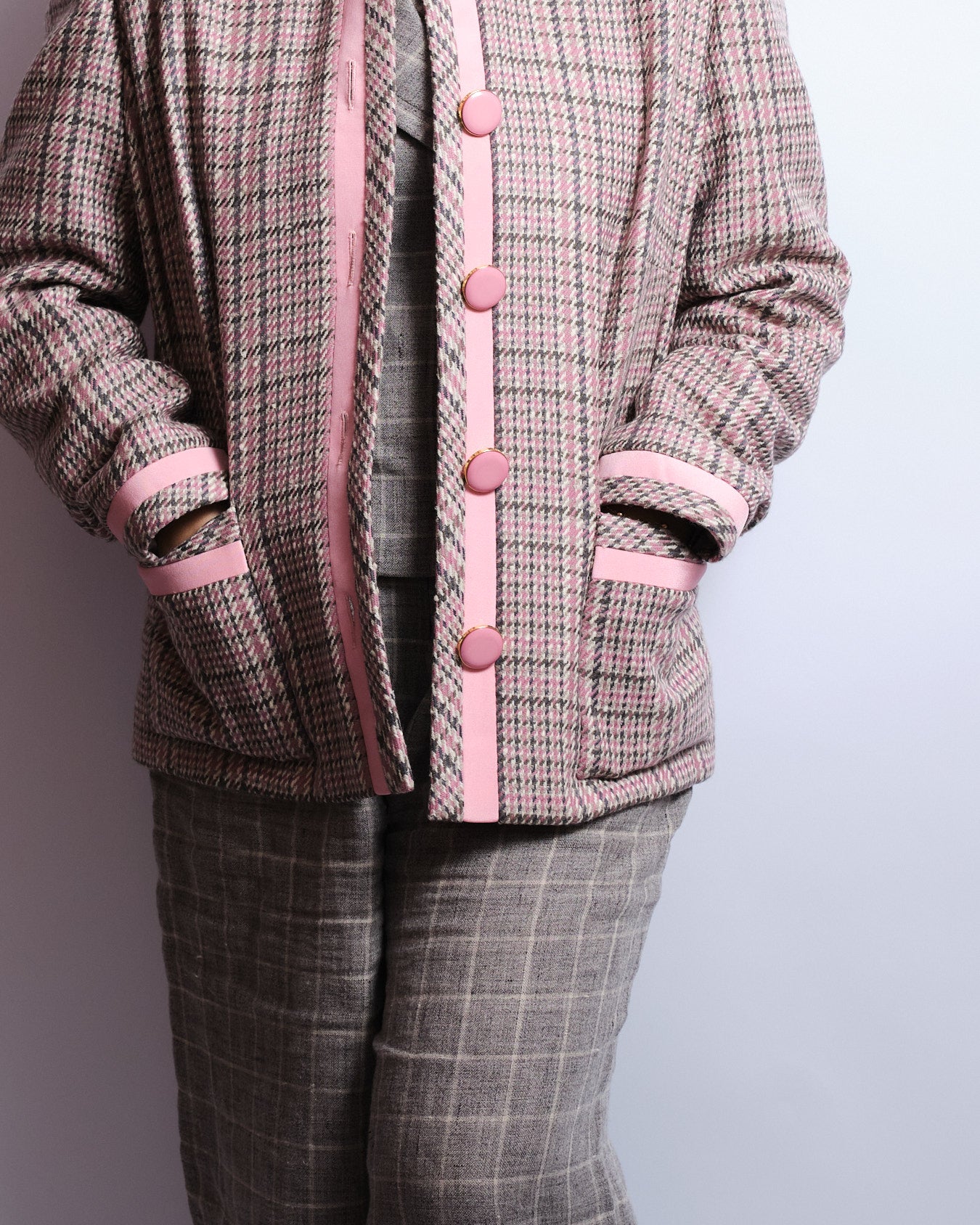 Veste en laine pied-de-poule rose – Détails satinés – Années 80