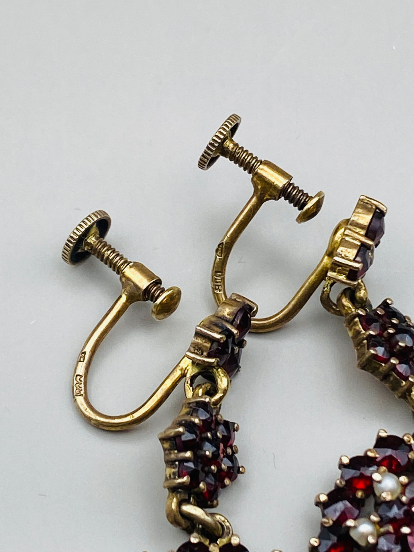 Boucles d’oreilles pendantes vintage grenats & perles, fermoir à vis argent 800 plaqué or
