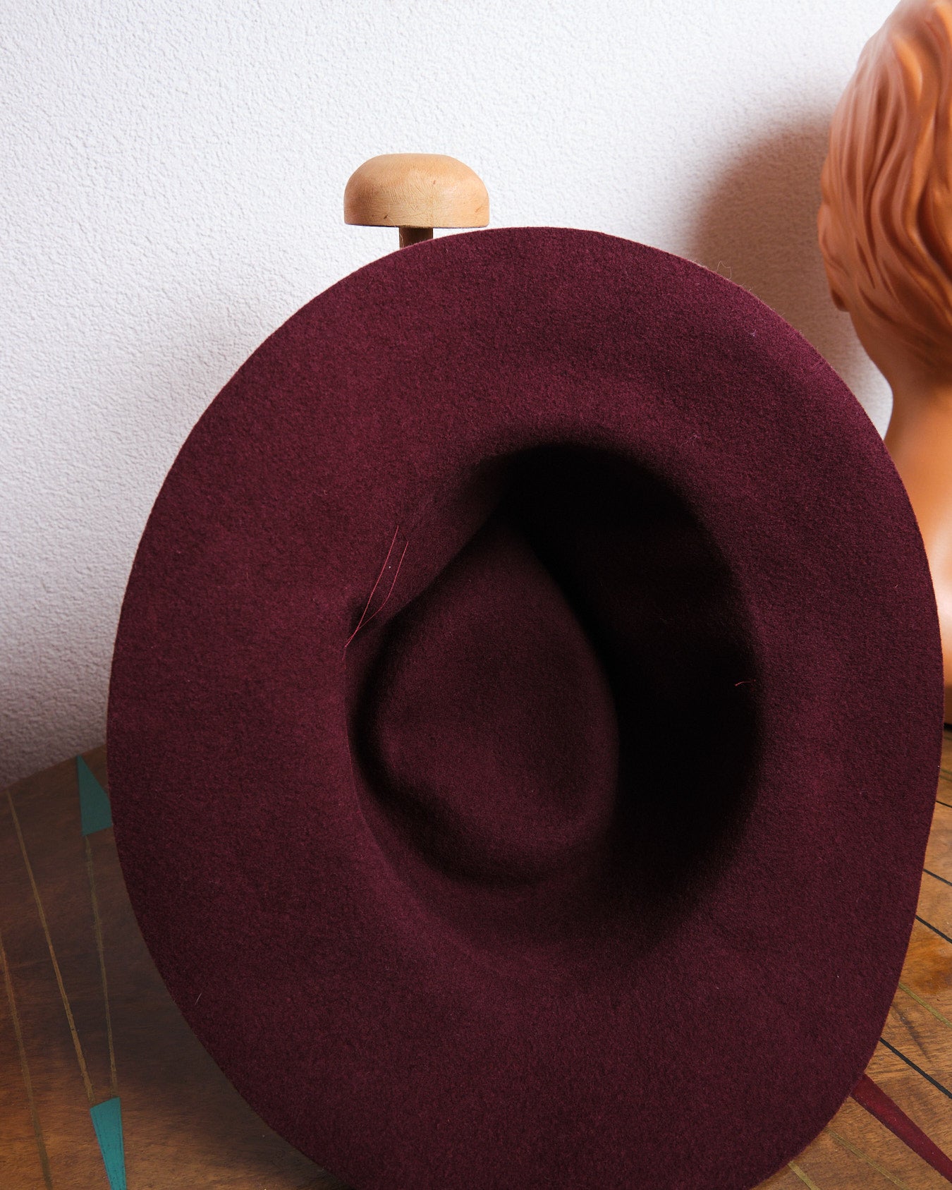 Chapeau vintage bordeaux à larges bords