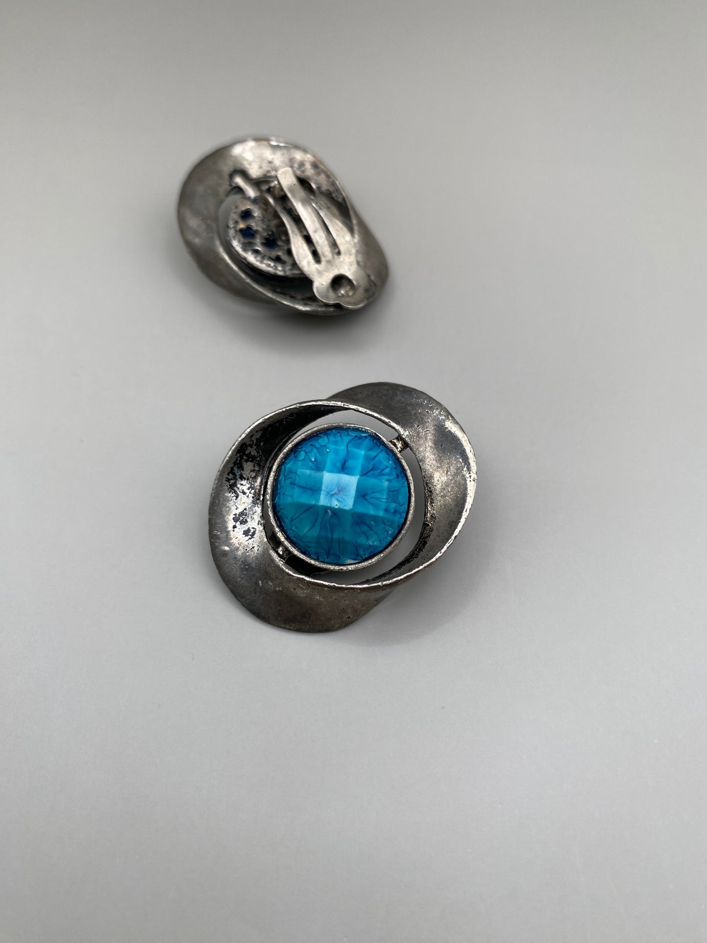 Clips Vintage ovales argentés avec cabochon bleu