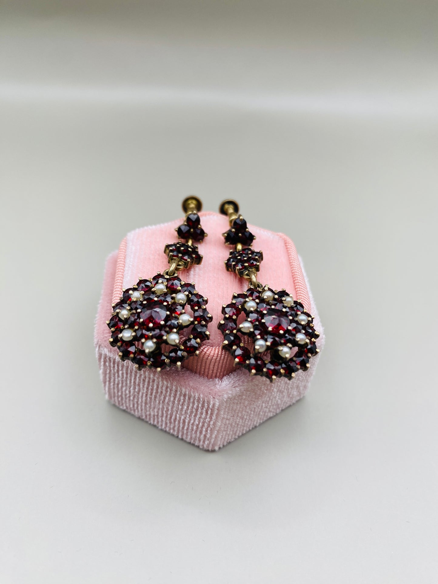 Boucles d’oreilles pendantes vintage grenats & perles, fermoir à vis argent 800 plaqué or