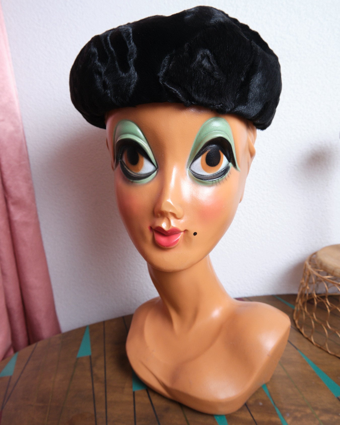Bibi vintage noir en astrakan et plumes « Au tigre royal Vevey »