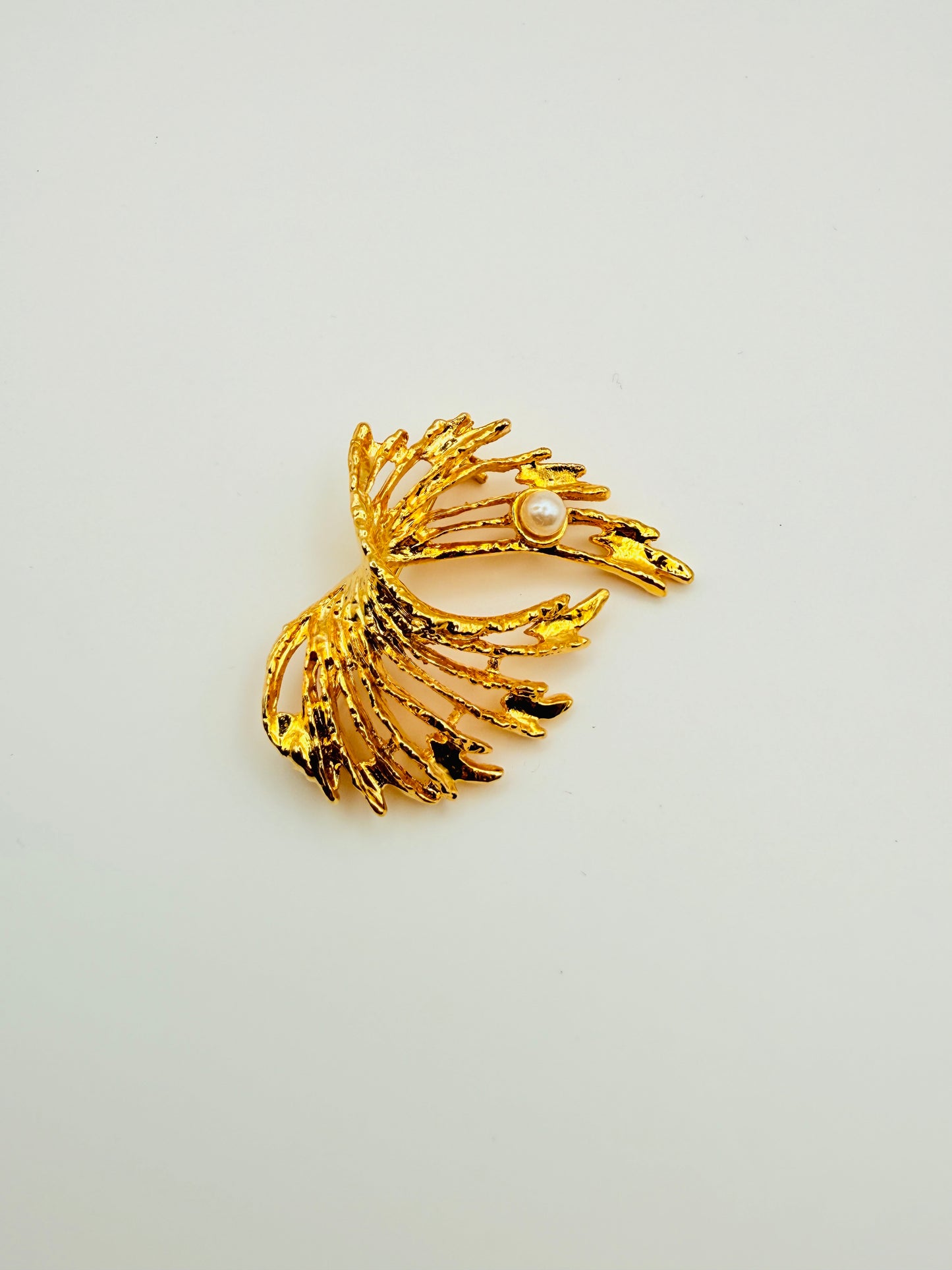 Broche feuille dorée et perle vintage