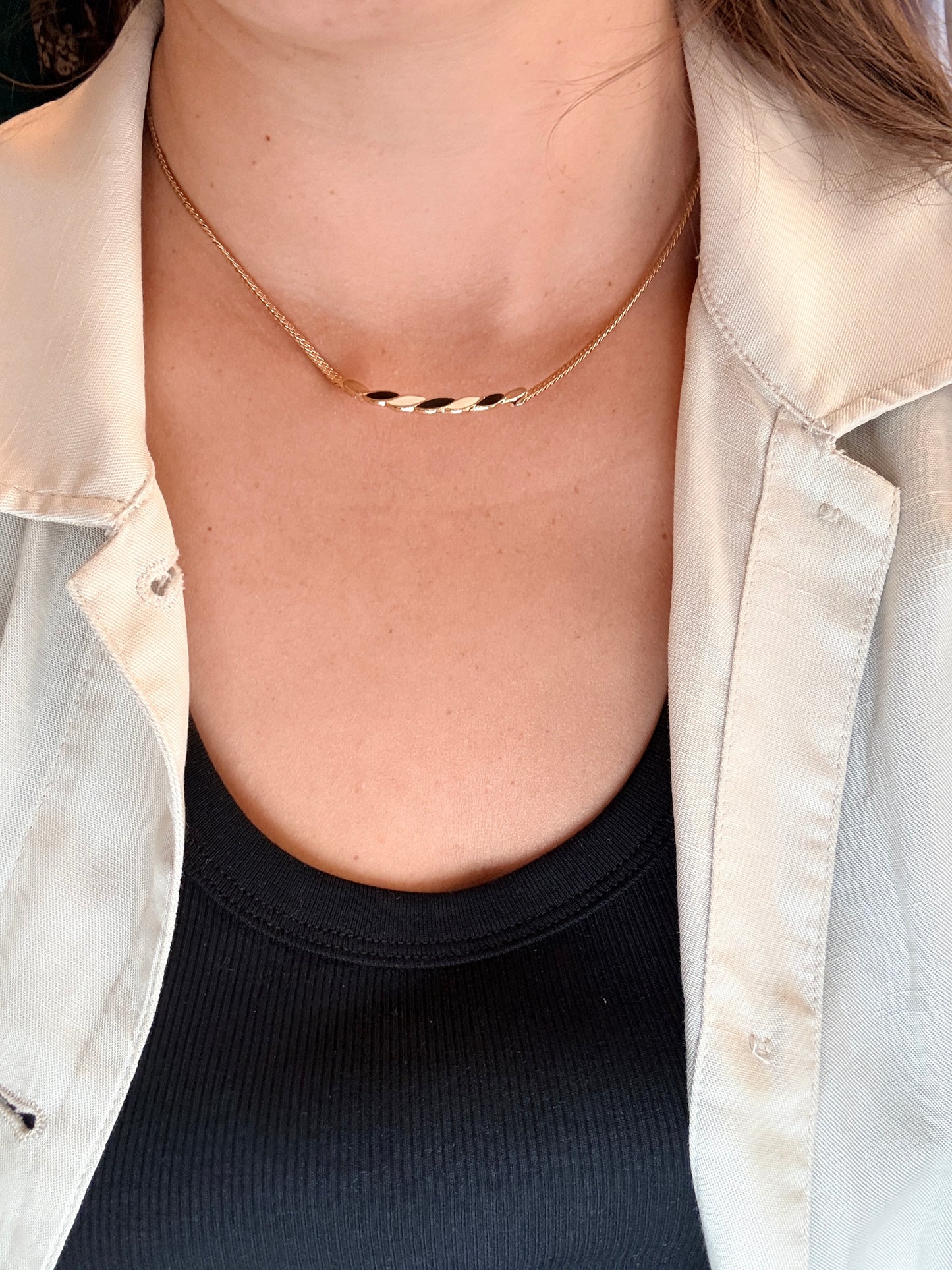 Collier vintage doré à mailles chevrons et émaux noir & ivoire