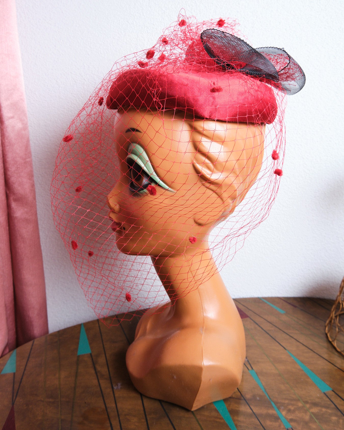 Bibi vintage satiné rouge à voilette