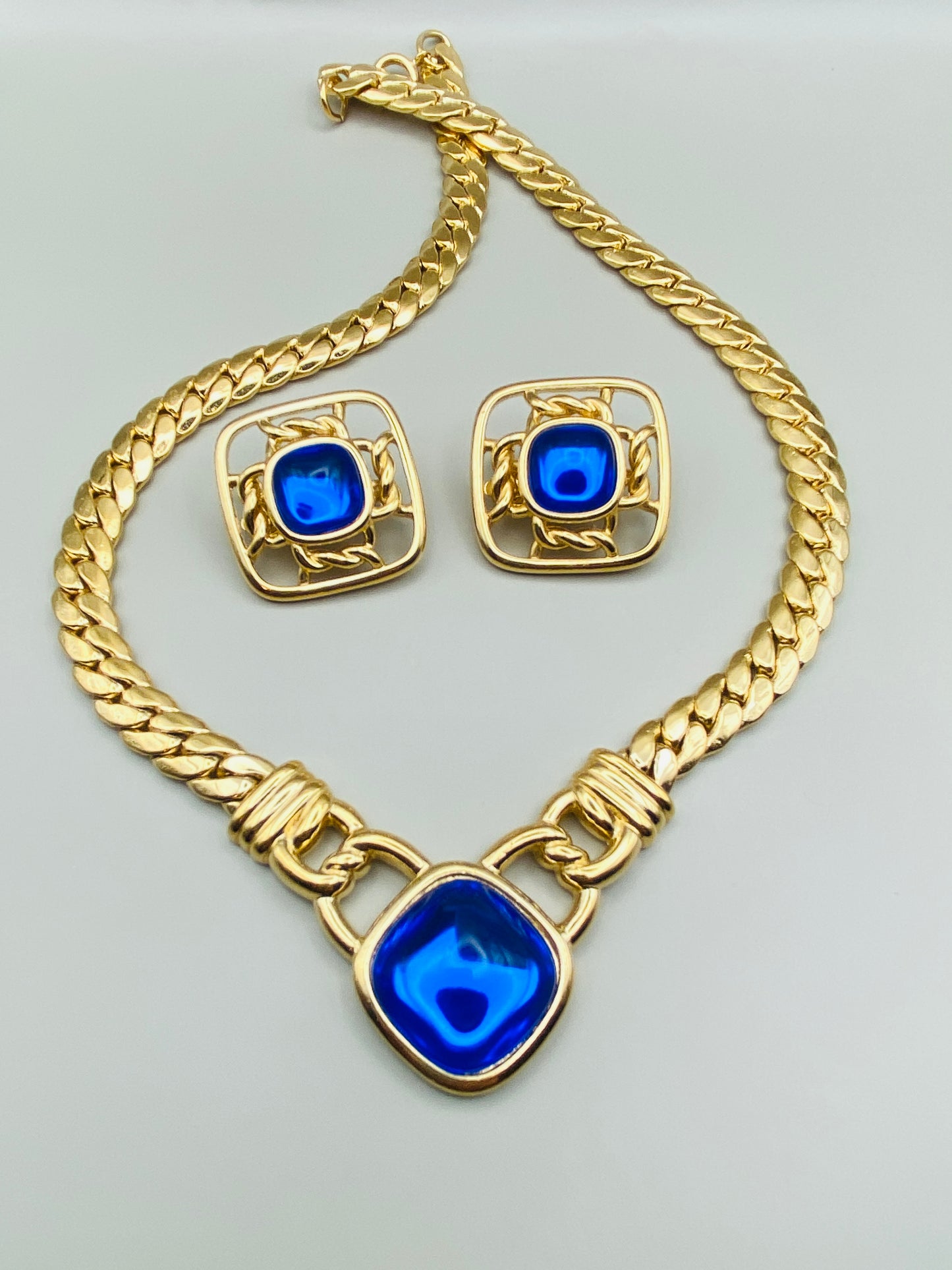 Ensemble vintage Trifari – Collier & boucles d’oreilles, bleu cobalt neuf