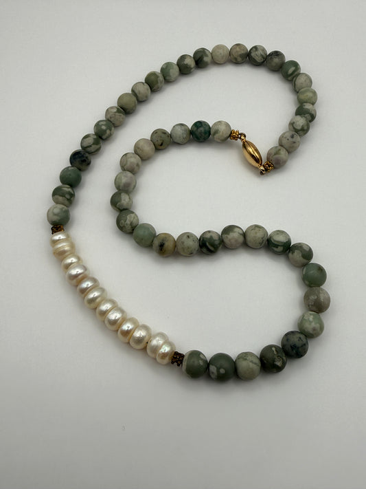 Collier vintage en pierres naturelles et véritables perles d’eau douce