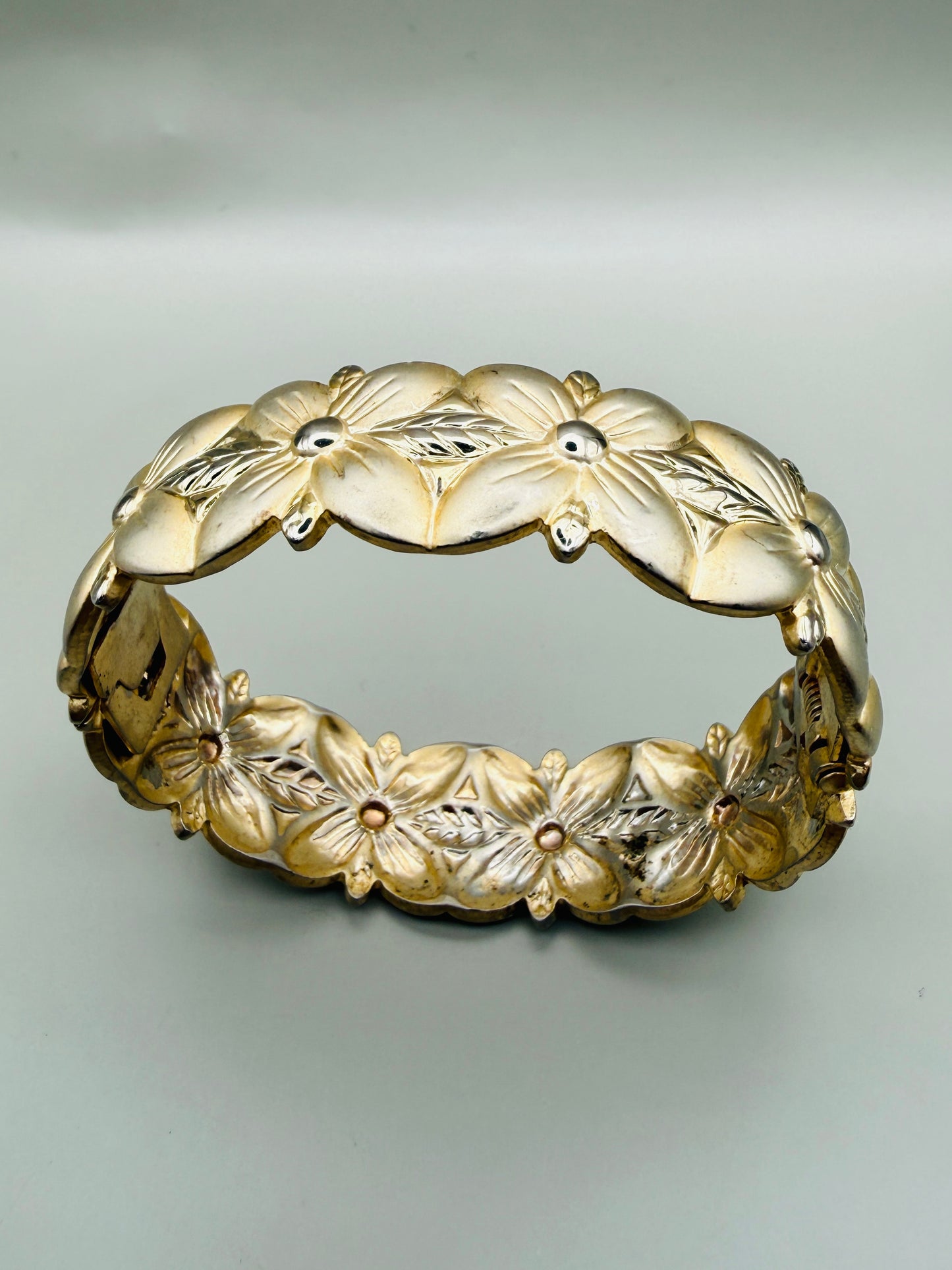 Bracelet vintage floral doré – esprit rétro romantique