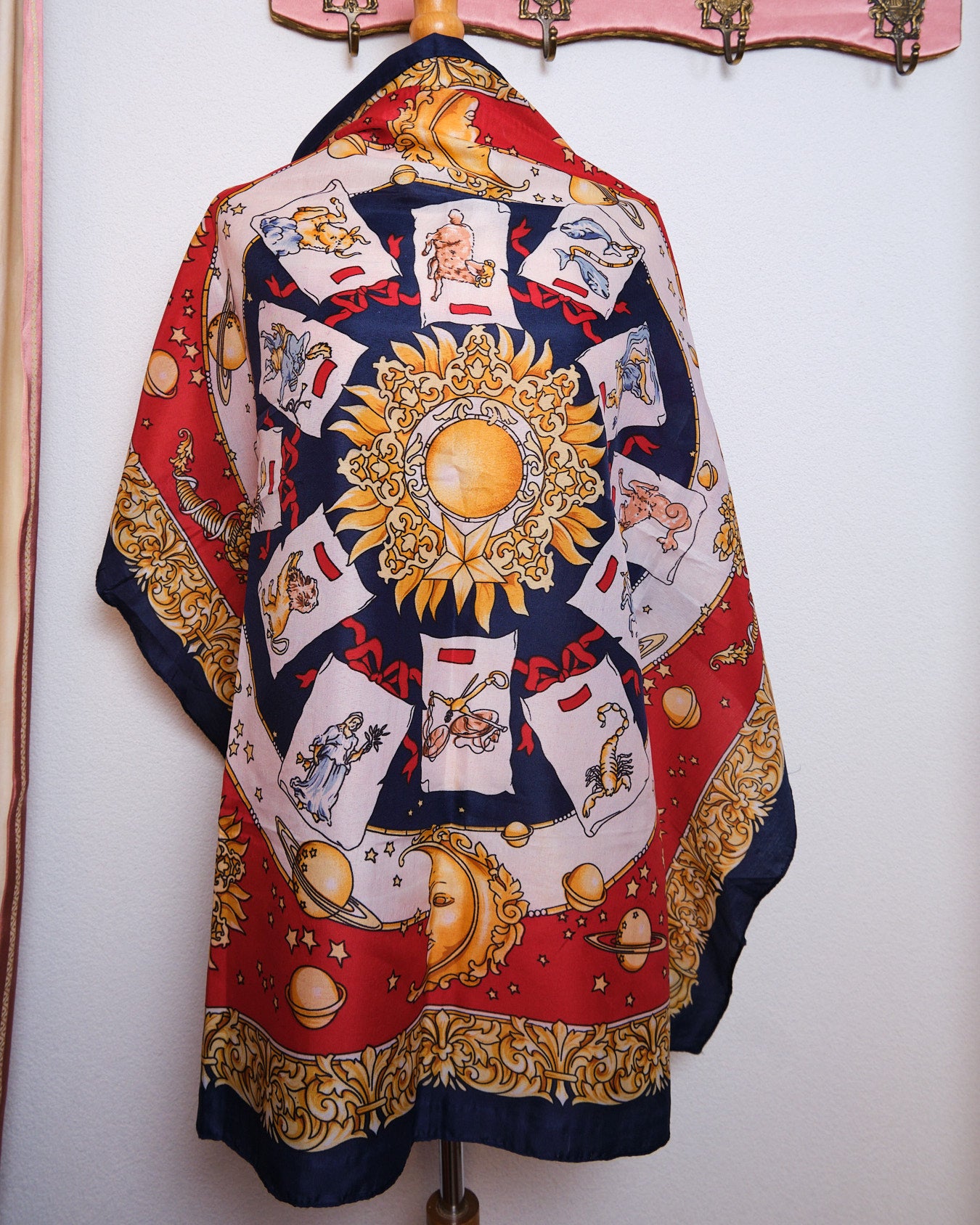 Grand foulard vintage en polyester satiné