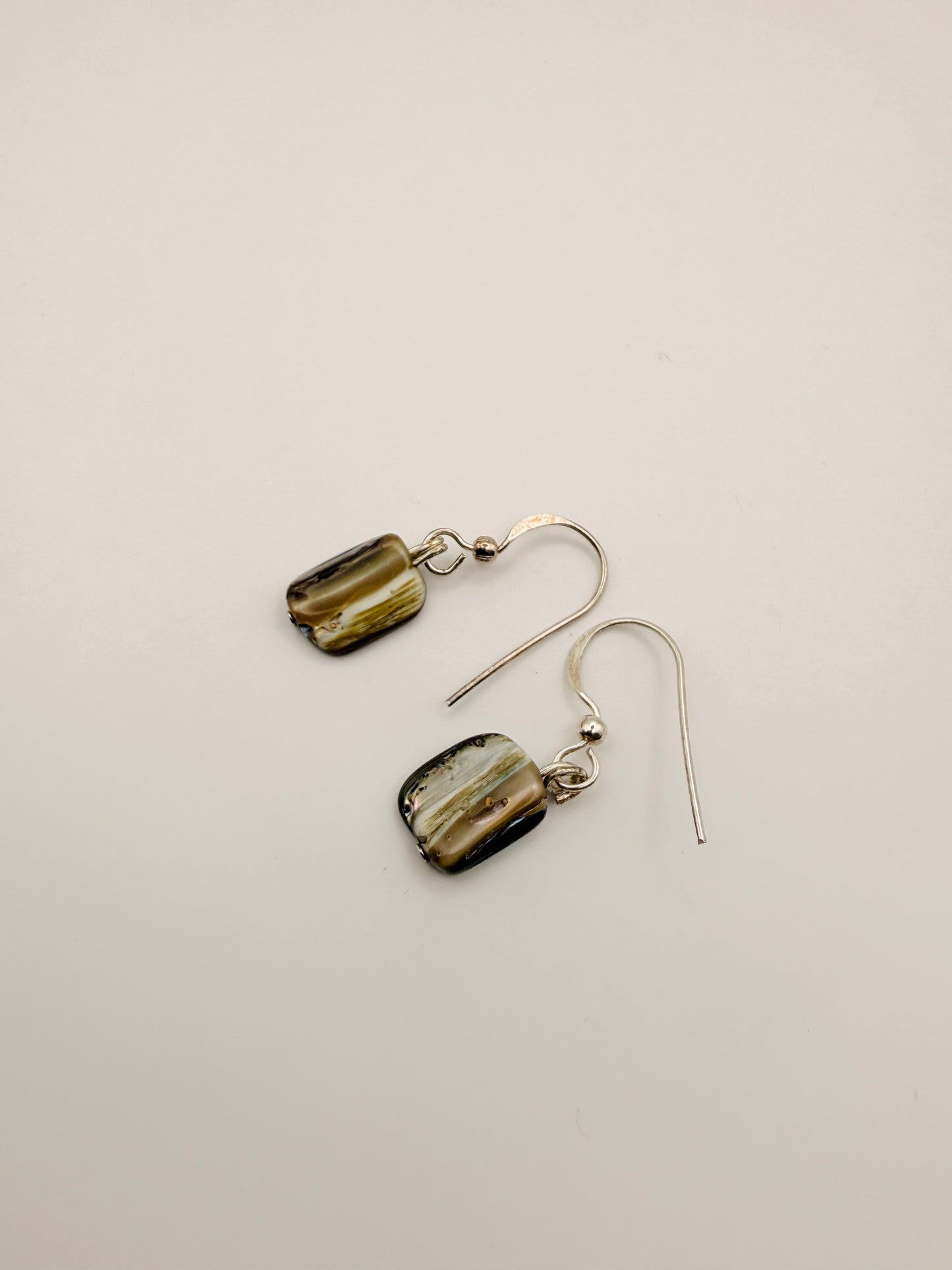 Boucles d’oreilles vintage en nacre irisée
