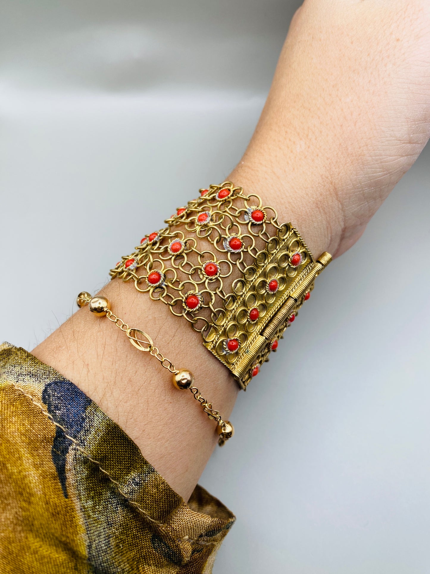Bracelet vintage 70s – Manchette ajourée dorée & cabochons corail