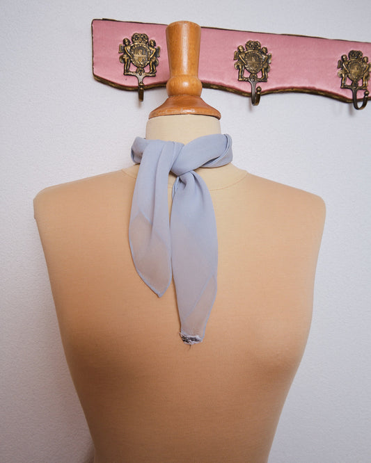 Foulard vintage en crêpe de soie bleu ciel pâle