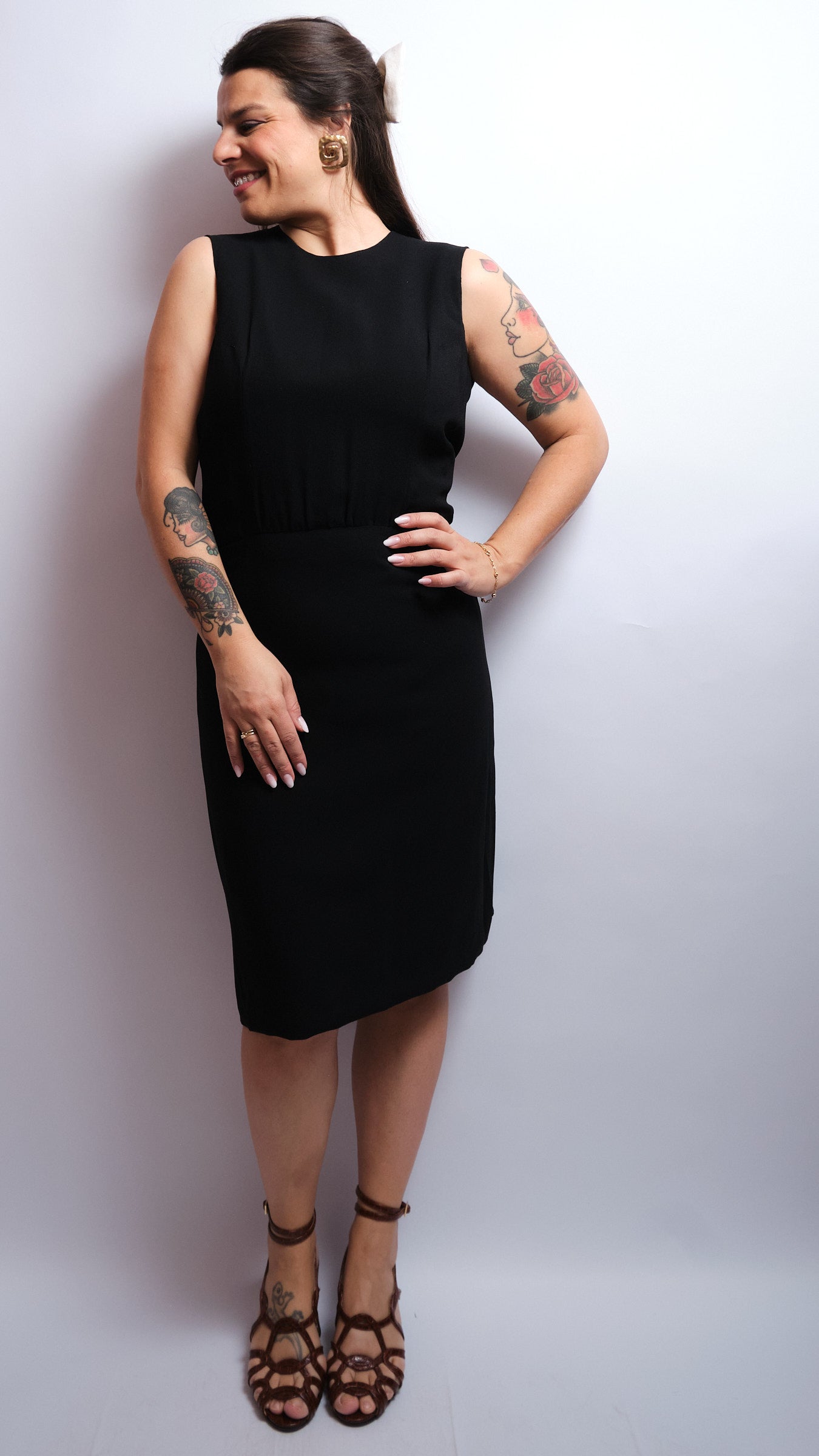 Robe vintage noire en Soie 70s – dos boutonné, pièce artisanale élégante