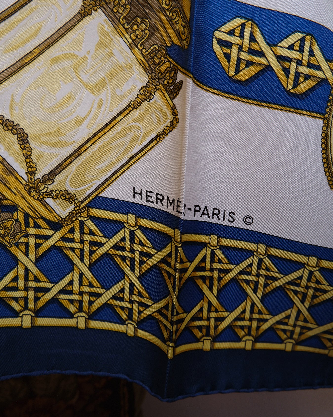 Carré vintage en soie signé Hermès, modèle “Feux de Route”